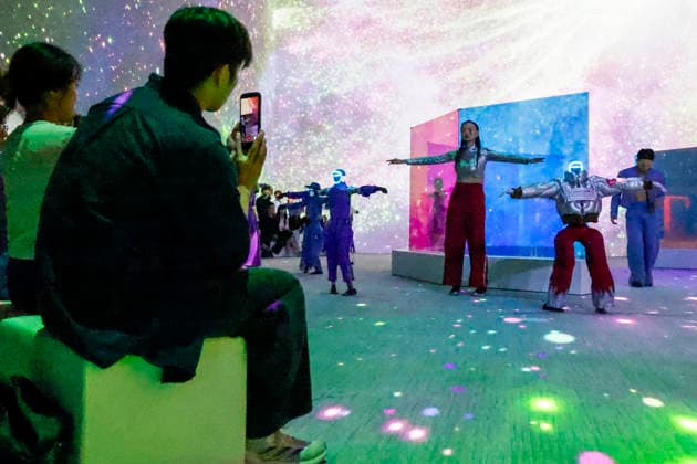 Humanoid robots take over the runway at Seoul s new enter-tech venue in South Korea Humanoid robots and models perform on the runway during a robot fashion show at Galaxy Robot Park in Seoul, South Korea, on May 28, 2026. Galaxy Corporation, the entertainment firm behind K-pop stars including G-Dragon and Taemin, opened the park on May 15 as what it describes as the world s first robot-themed entertainment venue, where humanoid robots perform choreographed concerts, drawing demonstrations and fashion shows as part of its enter-tech concept blending robotics with K-pop culture. Seoul South Korea  Copyright: xMatrixxImages JungxUi-Chelx