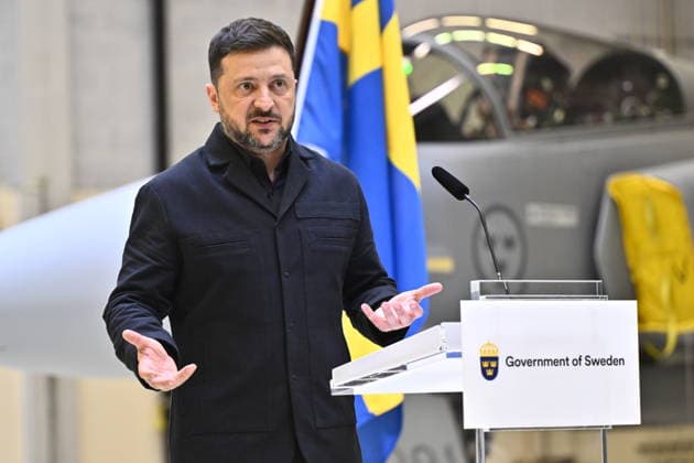 UPPSALA, SWEDEN 20260528 Ukrainian President Volodymyr Zelensky (left) and Swedish Prime Minister Ulf Kristersson give a joint news conference on at the F16 air flotilla in Uppsala, Sweden on May 28, 2026. Sweden is donating 16 Gripen aircraft to Ukraine. Furthermore, Ukraine is to purchase up to 20 planes of the new Gripen E F model, according to the Swedish government. UPPSALA SWEDEN x10430x *** UPPSALA, SWEDEN 20260528 Ukrainian President Volodymyr Zelensky left and Swedish Prime Minister Ulf Kristersson give a joint news conference on at the F16 air flotilla in Uppsala, Sweden on May 28, 2026 Sweden is donating 16 Gripen aircraft to Ukraine Furthermore, Ukraine is to purchase up to 20 planes of the new Gripen E F model, according to  Copyright: xChristinexOlsson TTx SWEDEN UKRAINE ZELENSKY VISIT fbWgiJoxGZU