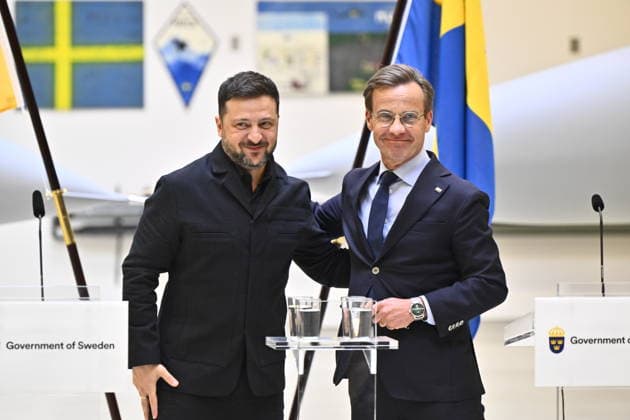UPPSALA, SWEDEN 20260528 Ukrainian President Volodymyr Zelensky (left) and Swedish Prime Minister Ulf Kristersson give a joint news conference on at the F16 air flotilla in Uppsala, Sweden on May 28, 2026. Sweden is donating 16 Gripen aircraft to Ukraine. Furthermore, Ukraine is to purchase up to 20 planes of the new Gripen E F model, according to the Swedish government. UPPSALA SWEDEN x10430x *** UPPSALA, SWEDEN 20260528 Ukrainian President Volodymyr Zelensky left and Swedish Prime Minister Ulf Kristersson give a joint news conference on at the F16 air flotilla in Uppsala, Sweden on May 28, 2026 Sweden is donating 16 Gripen aircraft to Ukraine Furthermore, Ukraine is to purchase up to 20 planes of the new Gripen E F model, according to  Copyright: xChristinexOlsson TTx SWEDEN UKRAINE ZELENSKY VISIT NxgzrTqFJGw