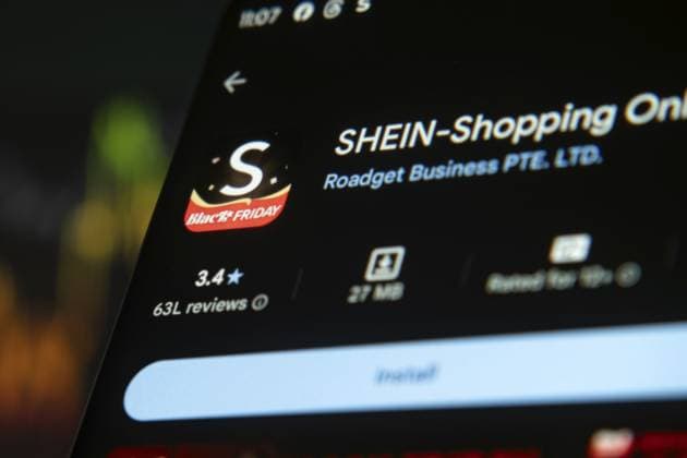 Dhaka, Bangladesch, 07. Dezember 2025: Smartphone Bildschirm mit den Einkaufsanwendungen Temu und SHEIN, auf denen moderne Online Einzelhandelstrends inmitten der Benutzeroberfläche hervorgehoben werden Dhaka, Bangladesh 07 Dec 2025:Smartphone screen displaying shopping applications Temu and SHEIN, highlighting modern online retail trends amidst user interface Copyright: imageBROKER Md.MamunxMiah ibliqx17842065.jpg