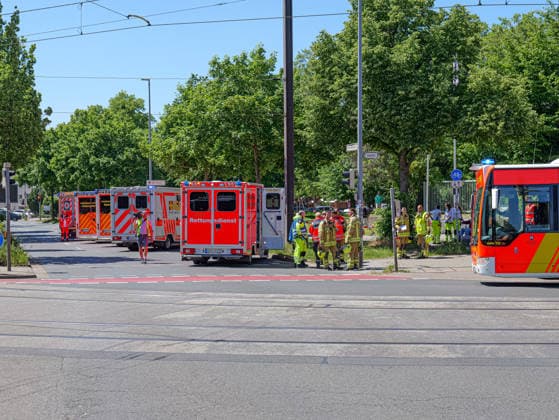 Schwerer Stadtbahnunfall in Hannover An der Haltestelle Allerweg kollidierten zwei Stadtbahnen. Dabei wurden 12 Personen verletzt. *** Serious light rail accident in Hanover Two light rail vehicles collided at the Allerweg stop, injuring 12 people Copyright: xBerndxGüntherx