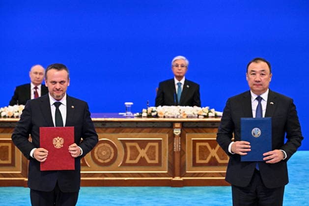 KAZAKHSTAN, ASTANA - MAY 28, 2026: Russia s Transport Minister Andrei Nikitin and Kazakhstan s Transport Minister Narlan Sauranbayev (L-R front) pose during a ceremony to sign joint documents at the Independence Palace. Sergei Bobylev TASS  93131622