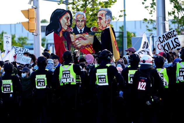 May 28, 2026, Ottawa, On, CAN: Effigies of Canada s Prime Minister Mark Carney and Minister of Foreign Affairs Anita Anand shaking hands with Israel s Prime Minister Benjamin Netanyahu, are held during a protest against CANSEC, the Canadian Association of Defence and Security Industries s annual defence industry trade show, in Ottawa, on Thursday, May 28, 2026. Ottawa CAN  - ZUMAc35_ 20260528_zaf_c35_002 Copyright: xJustinxTangx