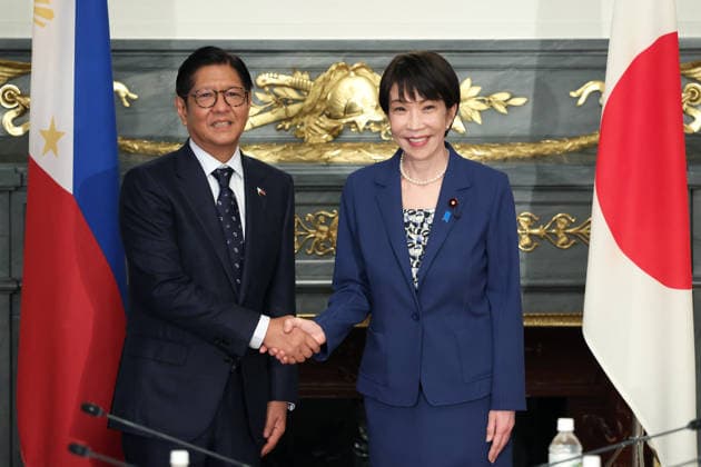 May 28, 2026, Tokyo, Japan: Sanae Takaichi, Japan s prime minister, right, and Ferdinand Marcos Jr., Philippines president, shake hands before a summit meeting at the Akasaka Palace state guest house in Tokyo, Japan, on Thursday, May 28, 2026. Tokyo Japan - ZUMAz114 20260528_zih_z114_008 Copyright: xPOOLx