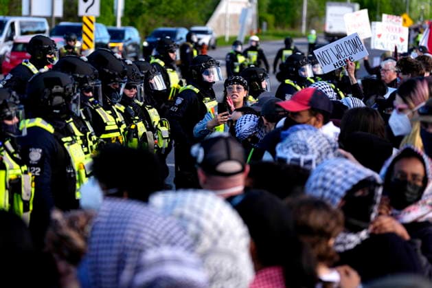 May 28, 2026, Ottawa, On, CAN: People protest against CANSEC, the Canadian Association of Defence and Security Industries s annual defence industry trade show, in Ottawa, on Thursday, May 28, 2026. Ottawa CAN  - ZUMAc35_ 20260528_zaf_c35_005 Copyright: xJustinxTangx
