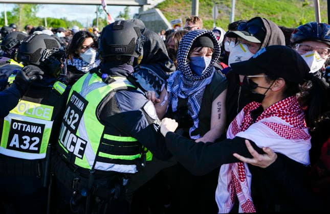 May 28, 2026, Ottawa, On, CAN: Ottawa Police officers push back people protesting against CANSEC, the Canadian Association of Defence and Security Industries s annual defence industry trade show, in Ottawa, on Thursday, May 28, 2026. Ottawa CAN  - ZUMAc35_ 20260528_zaf_c35_003 Copyright: xJustinxTangx