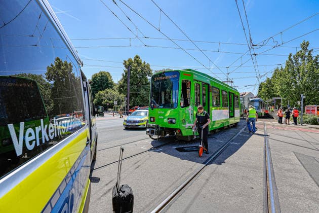 Zwei Stadtbahnen kollidieren seitlich - 12 verletzte Fahrgäste in der Linie 3 Eine stadtauswärts fahrende Stadthahn der Linie 3 und eine stadteinwärts fahrende Stadtbahn der Linie 3 kollidieren an einer Weiche im Kreuzungssbereich. Blick stadtauswärts Richtung Haltestelle Allerweg Hannover Kreuzung Lavesallee Auestraße R Niedersachsen, Region Hannover Germany *** Two light rail vehicles collide sideways 12 passengers injured on line 3 A light rail vehicle traveling out of town on line 3 and a light rail vehicle traveling into town on line 3 collide at a switch in the intersection area View out of town towards the Allerweg stop Hanover intersection Lavesallee Auestraße R Lower Saxony, Hanover region Germany