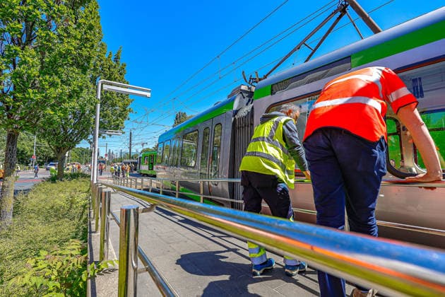 Zwei Stadtbahnen kollidieren seitlich - 12 verletzte Fahrgäste in der Linie 3 Eine stadtauswärts fahrende Stadthahn der Linie 3 und eine stadteinwärts fahrende Stadtbahn der Linie 3 kollidieren an einer Weiche im Kreuzungssbereich. Mitarbeiter der Üstra schauen sich den zerstörten Bahnsteig an. Hannover Kreuzung Lavesallee Auestraße R Niedersachsen, Region Hannover Germany *** Two light rail vehicles collide sideways 12 injured passengers on line 3 An outbound light rail vehicle on line 3 and an inbound light rail vehicle on line 3 collide at a switch in the crossing area Üstra employees look at the destroyed platform at Hannover intersection Lavesallee Auestraße R Niedersachsen, Region Hannover Germany