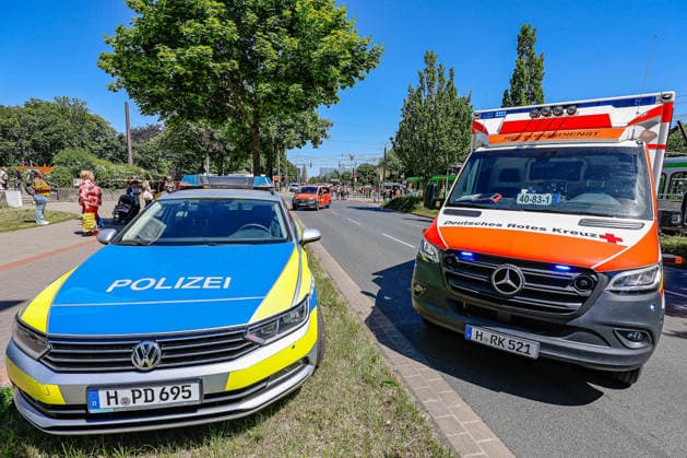 Zwei Stadtbahnen kollidieren seitlich - 12 verletzte Fahrgäste in der Linie 3 Eine stadtauswärts fahrende Stadthahn der Linie 3 und eine stadteinwärts fahrende Stadtbahn der Linie 3 kollidieren an einer Weiche im Kreuzungssbereich. Blick Richtung stadteinwärts. Hannover Kreuzung Lavesallee Auestraße R Niedersachsen, Region Hannover Germany *** Two light rail vehicles collide sideways 12 passengers injured on line 3 A light rail vehicle traveling out of the city on line 3 and a light rail vehicle traveling into the city on line 3 collide at a switch in the crossing area View towards the city center Hanover intersection Lavesallee Auestraße R Lower Saxony, Hanover region Germany