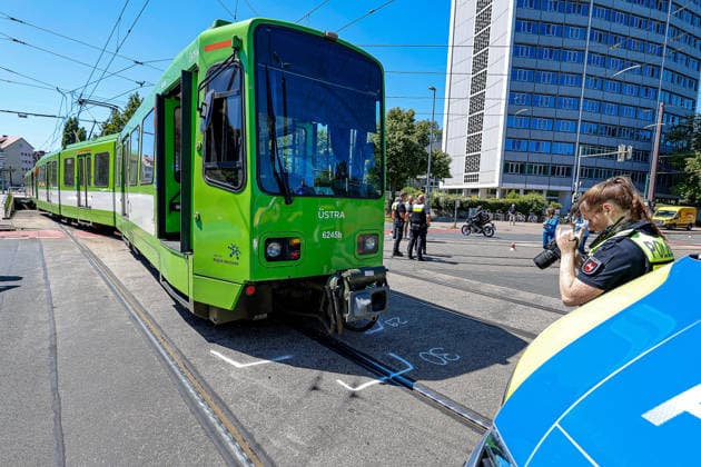 Zwei Stadtbahnen kollidieren seitlich - 12 verletzte Fahrgäste in der Linie 3 Eine stadtauswärts fahrende Stadthahn der Linie 3 und eine stadteinwärts fahrende Stadtbahn der Linie 3 kollidieren an einer Weiche im Kreuzungssbereich. Blick Richtung stadtauswärts. Die grüne Stadtbahn (Linie3, Typ TW 2500) ist an der Weiche zur Auestraße aus dem Gleis gesprungen. Hannover Kreuzung Lavesallee Auestraße R Niedersachsen, Region Hannover Germany *** Two light rail vehicles collide sideways 12 injured passengers on line 3 A light rail vehicle on line 3 traveling out of town and a light rail vehicle on line 3 traveling into town collide at a switch in the intersection area Looking out of town The green light rail vehicle on line 3, type TW 250