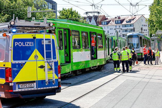 Zwei Stadtbahnen kollidieren seitlich - 12 verletzte Fahrgäste in der Linie 3 Eine stadtauswärts fahrende Stadthahn der Linie 3 und eine stadteinwärts fahrende Stadtbahn der Linie 3 kollidieren an einer Weiche im Kreuzungssbereich. Hannover Kreuzung Lavesallee Auestraße R Niedersachsen, Region Hannover Germany *** Two light rail vehicles collide sideways 12 passengers injured on line 3 A light rail vehicle traveling out of the city on line 3 and a light rail vehicle traveling into the city on line 3 collide at a switch at the intersection of Hannover Kreuzung Lavesallee Auestraße R Niedersachsen, Region Hannover Germany
