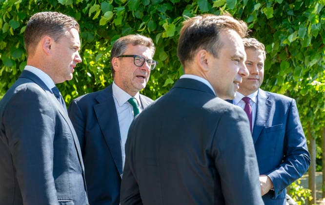 Lars Klingbeil vor dem Treffen der Finanzminister im 6 MS-Format EUR, Deutschland, Berlin, 28.05.2026: Pressestatement und Gespräche in vertrauter Runde des Bundesfinanzminister Lars Klingbeil vor dem Treffen der EU-Finanzminister im 6 MS-Format. Ein Treffen der Finanzminister Deutschlands, Frankreichs, Italiens, der Niederlande, Polens und Spaniens. *** Lars Klingbeil ahead of the meeting of finance ministers in the 6 MS format EUR, Germany, Berlin, 28 05 2026 Press statement and talks in an intimate setting by Federal Minister of Finance Lars Klingbeil ahead of the meeting of EU finance ministers in the 6 MS format A meeting of the finance ministers of Germany, France, Italy, the Netherlands, Poland and Spain