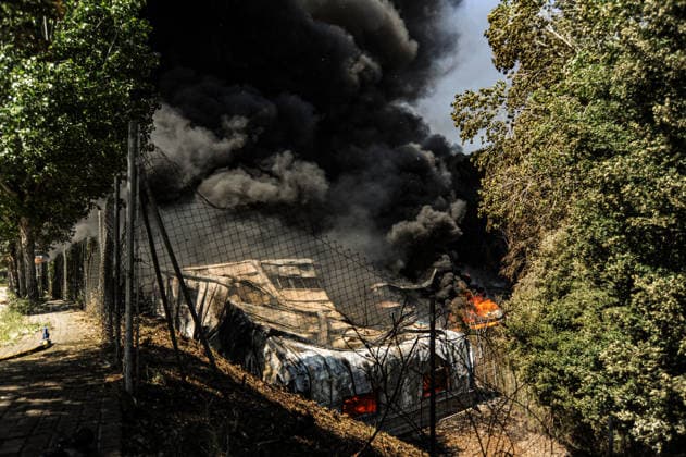 The population of Òrrius Barcelona is confined by a fire in the courtyard of an industrial building View of the fire in the courtyard of an industrial building, on May 28, 2026, in Òrria, Barcelona, Catalunya Espana Civil Protection has confined the population of Òrrius Barcelona via an ES Alert for a fire burning the yard of an industrial building in the town since Thursday at 13 54 hours The Bombers de la Generalitat are on the scene with 22 teams with the extinguishing tasks focused on the right flank of the fire to avoid jumping a ravine They recommend closing doors and windows, not going out into the street and follow the instructions of the authorities 28 MAY 2026 Ãrria, Barcelona Catalunya Catalunya Ãrria, Barcelona Catalunya Espana  Copyright: xAlbertoxParedesx 7556815