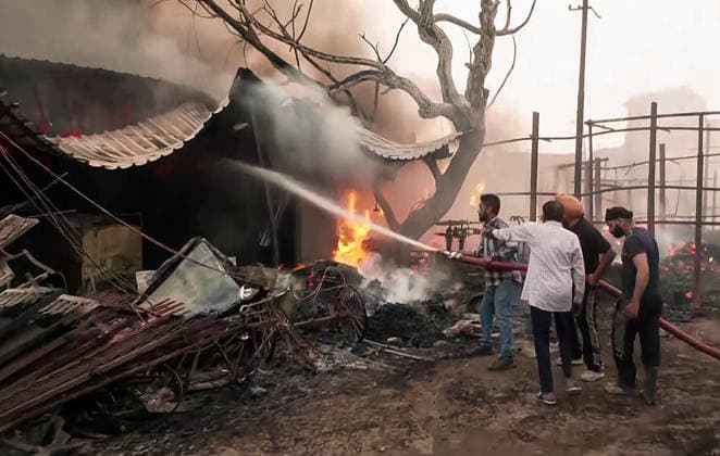 RECORD DATE NOT STATED Firefighting operation underway as a massive fire engulfs the Rambagh Amritsar, May 28 (ANI): Firefighting operation underway as a massive fire engulfs the Rambagh, in Amritsar on Thursday. (ANI Video Grab) Amritsar Punjab India Copyright: xANIx ANI_20260528490