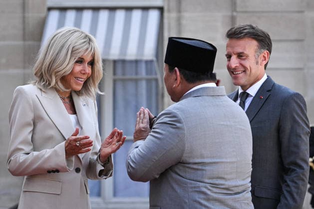 Emmanuel and Brigitte Macron welcome Prabowo Subianto at the Elysee FA French President Emmanuel Macron and French First Lady Brigitte Macron welcome President of the Republic of Indonesia Prabowo Subianto, at the Elysee Palace in Paris on May 28, 2026. Photo by Firas Abdullah ABACAPRESS.COM Paris Ile-de-France France  Copyright: xAbdullahxFiras ABACAx
