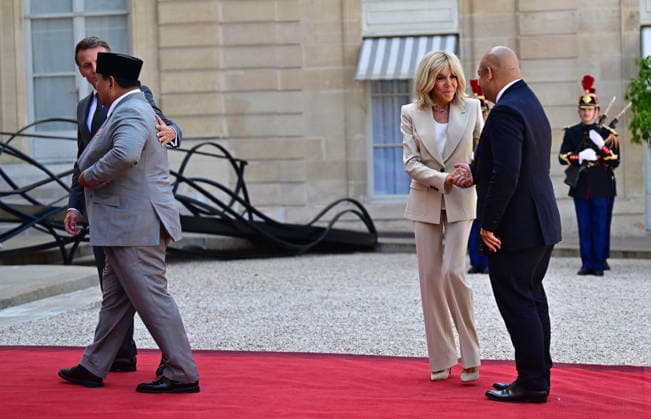 Le président de la République française Emmanuel Macron et sa femme la Première Dame Brigitte Macron accueillent le président indonésien Prabowo Subianto avant une rencontre au palais présidentiel de lÉlysée, à Paris, France, le 28 mai 2026 Christian Liewig Bestimage French President Emmanuel Macron and his wife French First Lady Brigitte Macron welcome Indonesia s President Prabowo Subianto ahead of a meeting at The Elysee Presidential Palace in Paris, France, on May 28, 2026 Paris France  Copyright: xChristianxLiewigx xBestimagexChristianxLiewigx xBestimagex