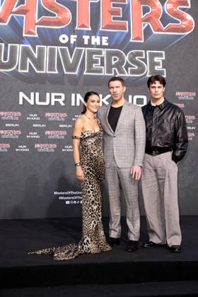 Camila Mendes, Travis Knight und Nicholas Galitzine bei der Masters Of The Universe Film Premiere im UCI Luxe am 28.05.2026 in Berlin Camila Mendes, director Travis Knight and Nicholas Galitzine attend the German Premiere of Masters Of The Universe at UCI Luxe on May 28, 2026 in Berlin, Germany Masters Of The Universe Premiere in Berlin *** Camila Mendes, Travis Knight and Nicholas Galitzine at the Masters Of The Universe Film Premiere at UCI Luxe on May 28, 2026 in Berlin Camila Mendes, director Travis Knight and Nicholas Galitzine attend the German Premiere of Masters Of The Universe at UCI Luxe on May 28, 2026 in Berlin, Germany Masters Of The Universe Premiere in Berlin 