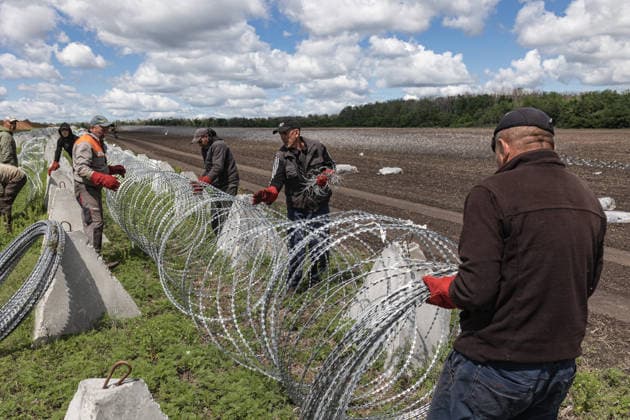 Ukrainian forces construct defensive lines in Donetsk Region DONETSK OBLAST, UKRAINE - MAY 28: Soldiers of the 23rd Engineer and Reconnaissance Regiment construct defensive fortifications in Donetsk Oblast, Ukraine, on May 28, 2026. Diego Herrera Carcedo Anadolu Donets ka Oblast Ukraine. Editorial use only. Please get in touch for any other usage.  Copyright: x2026xAnadoluxDiegoxHerreraxCarcedox