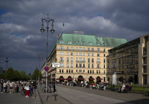 Hotel Adlon, Pariser Platz, Berlin, Deutschland Hotel Adlon, Pariser Platz, Berlin, Germany Copyright: imageBROKER MichaelxWeber iblimw17880826.jpg