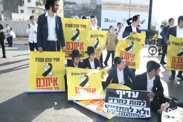 Haredi Jews protest military conscription in Bnei Brak TEL AVIV, ISRAEL - MAY 28: Ultra-Orthodox Jews (Haredim) block a main road and disrupt traffic during a protest against military conscription notices sent to yeshiva students in the Bnei Brak area near Tel Aviv, Israel, on May 28, 2026. Israeli police intervene as demonstrators protest the lack of a legal arrangement exempting Torah school students from mandatory military service. Gideon Markowicz Anadolu Tel Aviv Israel. Editorial use only. Please get in touch for any other usage.  Copyright: x2026xAnadoluxGideonxMarkowiczx