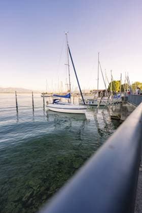 Stillleben eines Sees mit Segelbooten, Pfählen und klarer Atmosphäre, Lindau, Bodenseekreis, Deutschland Still life of a lake with sailboats, stilts and a clear atmosphere, Lindau, Bodenseekreis, Germany Copyright: imageBROKER ManuelxKamuf iblmlk17857851.jpg