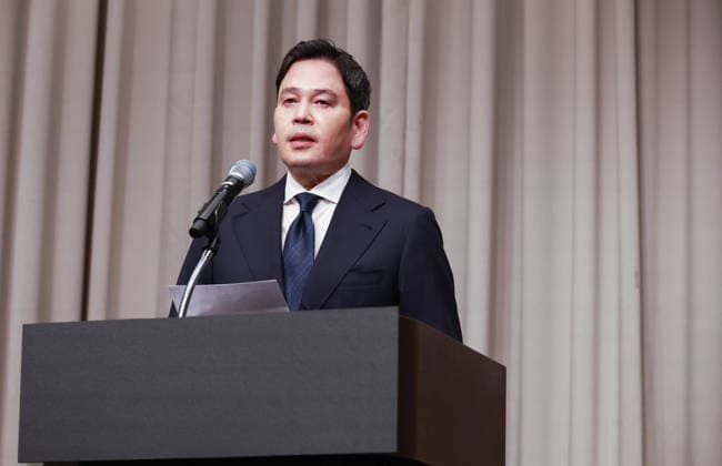 Starbucks schließt in Südkorea temporär alle Filialen, Archivbilder RECORD DATE NOT STATED KOR: Shinsegae Chairman Chung Yong-jin Bows in Apology Over Tank Day Scandal South Korean Shinsegae Group Chairman Chung Yong-jin speaks during a press conference at the Josun Palace hotel in Gangnam-gu, Seoul, South Korea on May 26, 2026. Chairman Chung Yong-jin delivers a national apology and announces the findings of an internal investigation into Starbucks Korea s controversial Tank Day marketing campaign, which sparked public outrage for allegedly defaming the May 18 Democratization Movement and democracy activist Park Jong-chul, amid escalating boycotts and political backlash. (EYEPRESS Lee yong-ho) EDITORIAL USE ONLY  Copyright: xx 270559 x eyepress127211
