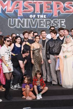 28.05.2026, Camila Mendes, Travis Knight, Nicholas Galitzine in mitten von Fans zur Deutschlandpremiere von Masters of the Universe, Uber Platz, Berlin, Berlin Berlin *** 28 05 2026, Camila Mendes, Travis Knight, Nicholas Galitzine in the midst of fans at the German premiere of Masters of the Universe, Uber Platz, Berlin, Berlin Berlin