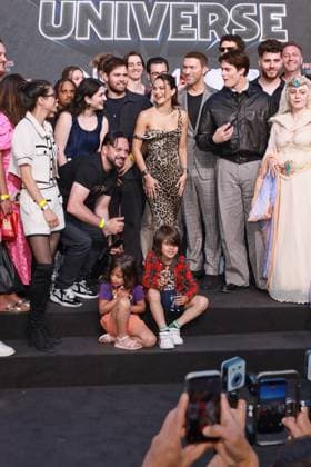 28.05.2026, Camila Mendes, Travis Knight, Nicholas Galitzine in mitten von Fans zur Deutschlandpremiere von Masters of the Universe, Uber Platz, Berlin, Berlin Berlin *** 28 05 2026, Camila Mendes, Travis Knight, Nicholas Galitzine in the midst of fans at the German premiere of Masters of the Universe, Uber Platz, Berlin, Berlin Berlin