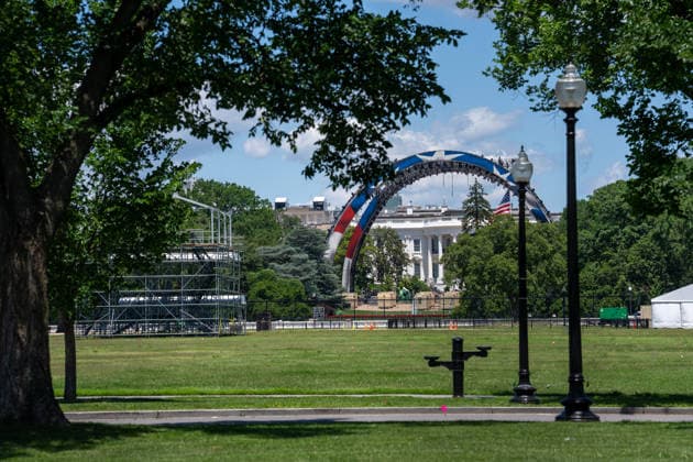 May 28, 2026, Washington, Dc, United States: Work continues on the UFC fight stage on the South Lawn of the White House on May 28, 2026. Washington United States - ZUMAl312 20260528_znp_l312_033 Copyright: xAndrewxLeydenx