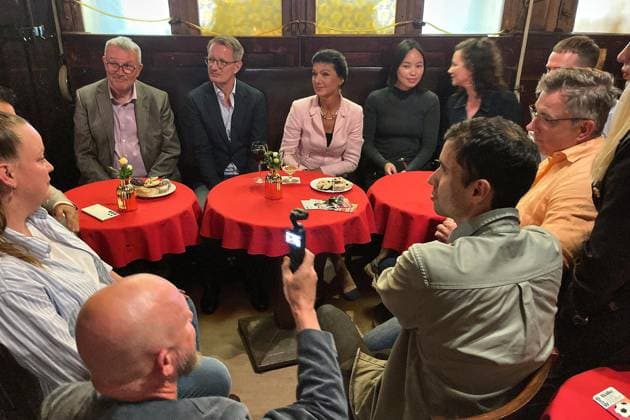 Berlin, Deutschland, 28.05.2026: Kneipenbesuch mit Sahra Wagenknecht: Sahra Wagenknecht, BSW, sitzt zu Wahlkampf-Zwecken in der Kneipe E. & M. Leydicke, links die Berliner Spitzenkandidaten Michael Lüders und Alexander King *** Berlin, Germany, 28 05 2026 Pub visit with Sahra Wagenknecht Sahra Wagenknecht, BSW, sits for election campaign purposes in the pub E M Leydicke, on the left the Berlin top candidates Michael Lüders and Alexander King Copyright: xdtsxNachrichtenagenturx dts_121086