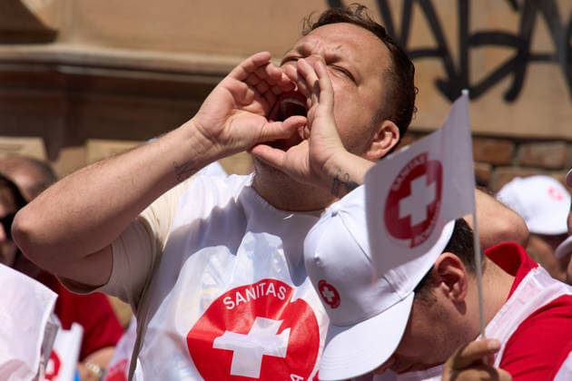 Romanian Healthcare Workers Rage - Pay Law Project Raises High State Officials Salaries as Theirs Drop, Bucharest, Romania Bucharest, Romania. 28th May, 2026: Around 100 healthcare workers, members of the SANITAS union, protest in front of the Ministry of Labour against the draft public sector pay law, which would freeze or even reduce their incomes while increasing salaries for senior state officials. Bucharest Romania Copyright: xLucianxAlecux