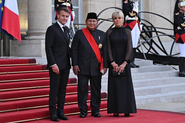 Emmanuel and Brigitte Macron welcome Prabowo Subianto for a state dinner at the Elysee FA French President Emmanuel Macron and French First Lady Brigitte Macron welcome President of the Republic of Indonesia Prabowo Subianto for a state dinner as part of Indonesia s President s visit at The Elysee Presidential Palace in Paris on May 28, 2026. Photo by Firas Abdullah ABACAPRESS.COM Paris Ile-de-France France  Copyright: xAbdullahxFiras ABACAx