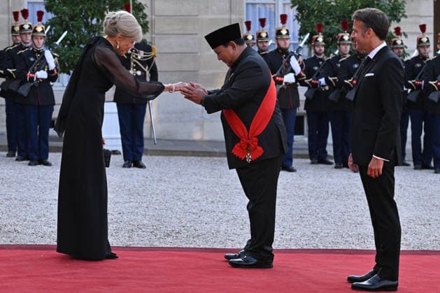 Emmanuel and Brigitte Macron welcome Prabowo Subianto for a state dinner at the Elysee FA French President Emmanuel Macron and French First Lady Brigitte Macron welcome President of the Republic of Indonesia Prabowo Subianto for a state dinner as part of Indonesia s President s visit at The Elysee Presidential Palace in Paris on May 28, 2026. Photo by Firas Abdullah ABACAPRESS.COM Paris Ile-de-France France  Copyright: xAbdullahxFiras ABACAx