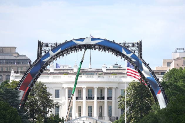 WASHINGTON, D.C. MAY 28: Workers complete the UFC arch for UFC Freedom 250 at the White House in Washington DC on May 28, 2026. Copyright: xmpi34x