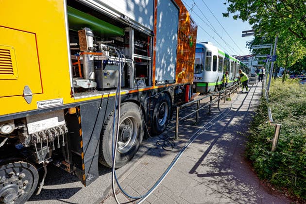 Aufwendige Bergung der zerstörten Stadtbahnen nach Kollision Eingleisen eines Fahrgestells des TW 6000 (Linie 13 Richtung Hemmingen) mit Hilfe hydraulischer Stempel. Das Unfall-Hilfsfahrzeug der Üstra ist im Einsatz Hannover Haltestelle Allerweg Niedersachsen, Region Hannover Germany *** Complex recovery of the destroyed light rail vehicles after a collision Railing of a chassis of the TW 6000 line 13 towards Hemmingen with the help of hydraulic rams The Üstra accident assistance vehicle is in use Hanover stop Allerweg Lower Saxony, Hanover region Germany