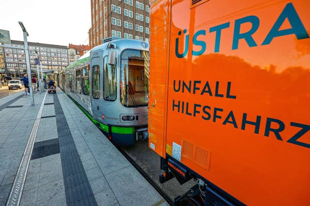 Aufwendige Bergung der zerstörten Stadtbahnen nach Kollision Der Konvoi fährt im Schrittempo über das Gegengleis der Haltestelle Schwarzer Bär zum Betreibshof Glocksee. Hannover Haltestelle Schwärzer Bär Niedersachsen, Region Hannover Germany *** Complex recovery of the destroyed light rail vehicles after collision The convoy travels at walking pace across the opposite track from the Schwarzer Bär stop to the Glocksee Hanover depot Schwärzer Bär stop Lower Saxony, Hanover region Germany