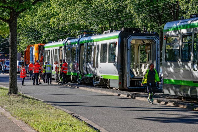 Aufwendige Bergung der zerstörten Stadtbahnen nach Kollision Lose und durch den Aufprall gegen den Bahnsteig beschädigte Karrosserieteile am TW 6000 werden für das Abschleppen gesichert. Hannover Auestraße Niedersachsen, Region Hannover Germany *** Complex recovery of the destroyed light rail vehicles after collision Loose body parts on TW 6000 damaged by the impact against the platform are secured for towing Hannover Auestraße Lower Saxony, Hannover Region Germany