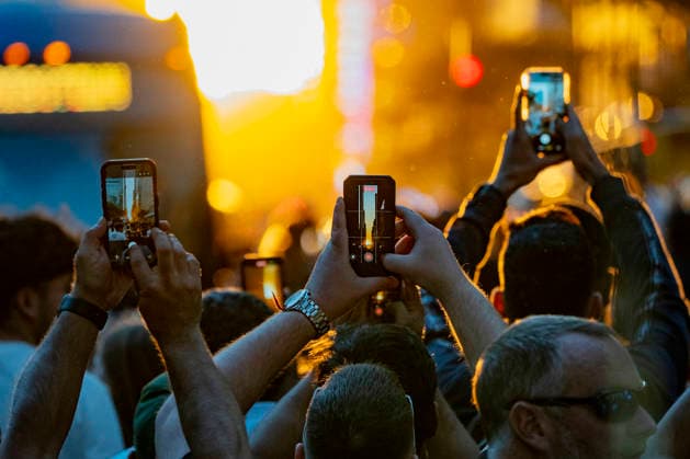 People take photos during Manhattanhenge, an urban spectacle that occurs twice a year when the sunset aligns with Manhattan’s street grid, in New York, United States, 28 May 2026. New York is the setting for the phenomenon known as Manhattanhenge !ACHTUNG: NUR REDAKTIONELLE NUTZUNG!  Copyright: xÁngelxColmenaresx AME6414 20260529-55020435091_1