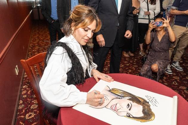 May 28, 2026, Bronx, New York, USA: Shoshana Bean signs caricature of her as she is honored with a portrait at Sardi s in New York, NY on May 28, 2026. Bronx USA - ZUMAr339 20260528_znp_r339_023 Copyright: xLevxRadinx