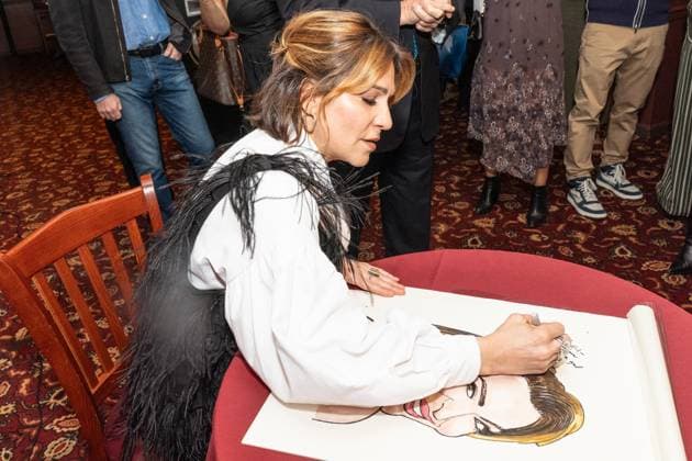 May 28, 2026, Bronx, New York, USA: Shoshana Bean signs caricature of her as she is honored with a portrait at Sardi s in New York, NY on May 28, 2026. Bronx USA - ZUMAr339 20260528_znp_r339_022 Copyright: xLevxRadinx