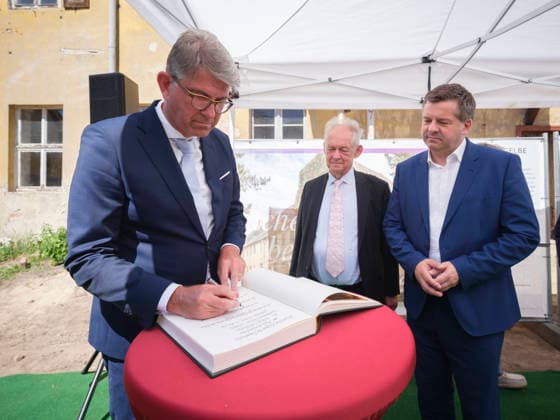 DEU, Sachsen-Anhalt, Wörlitz, 2026-05-27: Prof. Dr. Christoph Wulf (Mitte, Vizepräsident Dt. Unesco-Kommission), Dr. Wolfram Weimer (li., BKM), Sven Schulze (re., CDU Ministerpräsident S A), Prof. Dr. Harald Meller (Komm. Direktor KsDW) anlässlich des 1. Spatenstichs für das Besucherzentrum des Unesco Welterbes Gartenreich Dessau-Wörlitz, Kultur, Politik, MFdig *** DEU, Sachsen Anhalt, Wörlitz, 2026 05 27 Prof Dr Christoph Wulf center, Vice President Dt Unesco Commission , Dr Wolfram Weimer left , BKM , Sven Schulze right , CDU Prime Minister S A , Prof Dr Harald Meller Komm Director KsDW on the occasion of the groundbreaking ceremony for the visitor center of the Unesco World Heritage Garden Kingdom Des