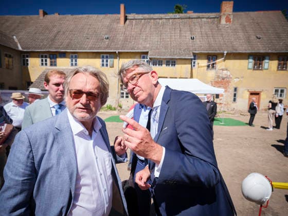 DEU, Sachsen-Anhalt, Wörlitz, 2026-05-27: l-r: Prof. Dr. Harald Meller (Komm. Direktor KsDW), Dr. Wolfram Weimer (BKM) anlässlich des 1. Spatenstichs für das Besucherzentrum des Unesco Welterbes Gartenreich Dessau-Wörlitz, Personen, Kultur, Politik, MFdig *** DEU, Saxony Anhalt, Wörlitz, 2026 05 27 l r Prof Dr Harald Meller Komm Director KsDW , Dr Wolfram Weimer BKM on the occasion of the groundbreaking ceremony for the visitor center of the Unesco World Heritage Site Garden Kingdom Dessau Wörlitz, people, culture, politics, MFdig
