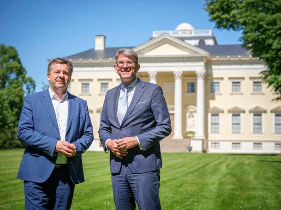 DEU, Sachsen-Anhalt, Wörlitz, 2026-05-27: Dr. Wolfram Weimer (BKM) im Gespräch mit Sven Schulze (CDU, Ministerpräsident Sachsen-Anhalt) vor dem Wörlitzer Schloss anlässlich des 1. Spatenstichs für das Besucherzentrum des Unesco Welterbes Gartenreich Dessau-Wörlitz, Personen, Kultur, Politik, MFdig *** DEU, Saxony-Anhalt, Wörlitz, 2026 05 27 Dr Wolfram Weimer BKM in conversation with Sven Schulze CDU, Minister President of Saxony-Anhalt in front of Wörlitz Castle on the occasion of the ground-breaking ceremony for the visitor center of the Unesco World Heritage Site Garden Kingdom Dessau Wörlitz, People, Culture, Politics, MFdig