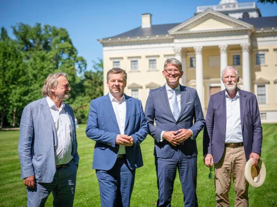 DEU, Sachsen-Anhalt, Wörlitz, 2026-05-27: l-r: Prof. Dr. Harald Meller (Komm. Direktor KsDW), Sven Schulze (CDU Ministerpräsident S A), Dr. Wolfram Weimer (BKM), Rainer Robra (Kulturminister S A) vor dem Wörlitzer Schloss anlässlich des 1. Spatenstichs für das Besucherzentrum des Unesco Welterbes Gartenreich Dessau-Wörlitz, Kultur, Politik, MFdig *** DEU, Saxony-Anhalt, Wörlitz, 2026 05 27 l r Prof Dr Harald Meller Komm Director KsDW , Sven Schulze CDU Prime Minister S A , Dr Wolfram Weimer BKM , Rainer Robra Minister of Culture S A in front of the Wörlitz Castle on the occasion of the groundbreaking ceremony for the visitor center of the Unesco World Heritage Garden Kingdom Dessau Wörlitz, culture, poli