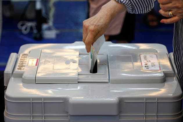 South Korea kicks off early voting for June 03 local elections A South Korean voter casts an early ballot at a polling station in Seoul, South Korea, on May 29, 2026, ahead of the June 03 nationwide local elections and parliamentary by-elections. Seoul South Korea  Copyright: xMatrixxImagesx xJungxUi-Chelx