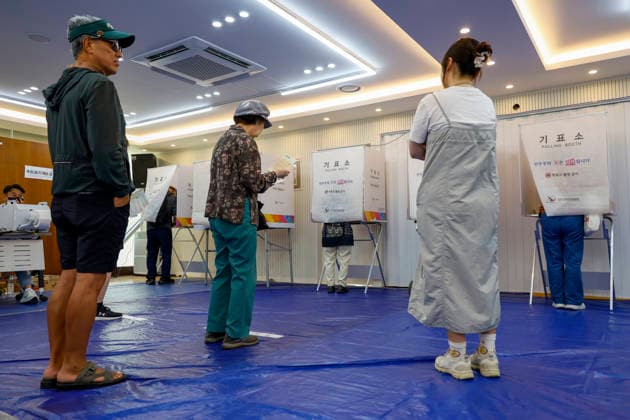 South Korea kicks off early voting for June 03 local elections South Korean voters line up at a polling station in Seoul, South Korea, on May 29, 2026, ahead of the June 03 nationwide local elections and parliamentary by-elections. Seoul South Korea  Copyright: xMatrixxImagesx xJungxUi-Chelx