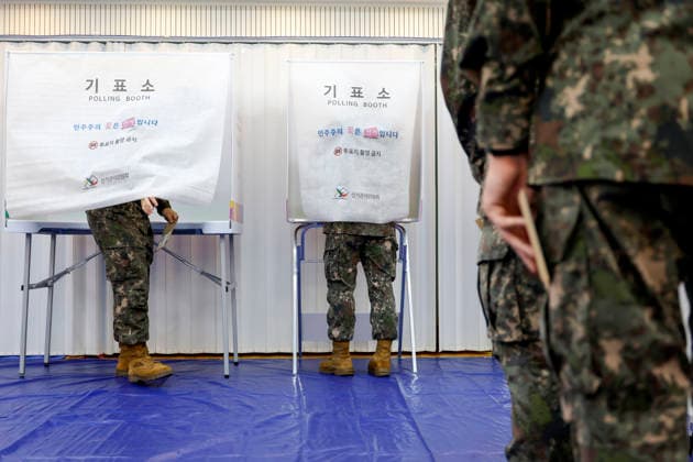 South Korea kicks off early voting for June 03 local elections South Korean soldiers cast early ballots at a polling station in Seoul, South Korea, on May 29, 2026, ahead of the June 03 nationwide local elections and parliamentary by-elections. Seoul South Korea  Copyright: xMatrixxImagesx xJungxUi-Chelx