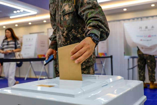 South Korea kicks off early voting for June 03 local elections A South Korean soldier casts an early ballot at a polling station in Seoul, South Korea, on May 29, 2026, ahead of the June 03 nationwide local elections and parliamentary by-elections. Seoul South Korea  Copyright: xMatrixxImagesx xJungxUi-Chelx