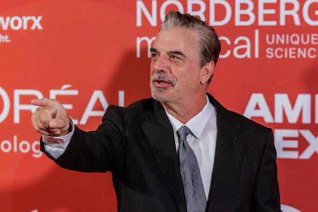 28.05.2026. Düsseldorf. Chris Noth aus Sex and the City auf der zweiten Charity Gala zugunsten der Umbrella Stiftung im Hyatt Regency Hotel im Düsseldorfer Medienhafen. Die Umbrella Stiftung setzt sich seit rund 20 Jahren für die medizinische Hilfe von Verletzten und entstellten Personen ein. Gründer Dr. Afschin Fatemi reist dafür regelmäßig ehrenamtlich in Krisengebiete und Flüchtlingslager, um Kinder und Erwachsene mit schweren Verbrennungen, Kriegsverletzungen oder Tumoren kostenlos zu operieren. Düsseldorf Hotel Hyatt Regency, Medienhafen Nordrhein-Westfalen Deutschland