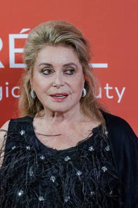 28.05.2026. Düsseldorf. Catherine Deneuve auf der zweiten Charity Gala zugunsten der Umbrella Stiftung im Hyatt Regency Hotel im Düsseldorfer Medienhafen. Die Umbrella Stiftung setzt sich seit rund 20 Jahren für die medizinische Hilfe von Verletzten und entstellten Personen ein. Gründer Dr. Afschin Fatemi reist dafür regelmäßig ehrenamtlich in Krisengebiete und Flüchtlingslager, um Kinder und Erwachsene mit schweren Verbrennungen, Kriegsverletzungen oder Tumoren kostenlos zu operieren. Düsseldorf Hotel Hyatt Regency, Medienhafen Nordrhein-Westfalen Deutschland